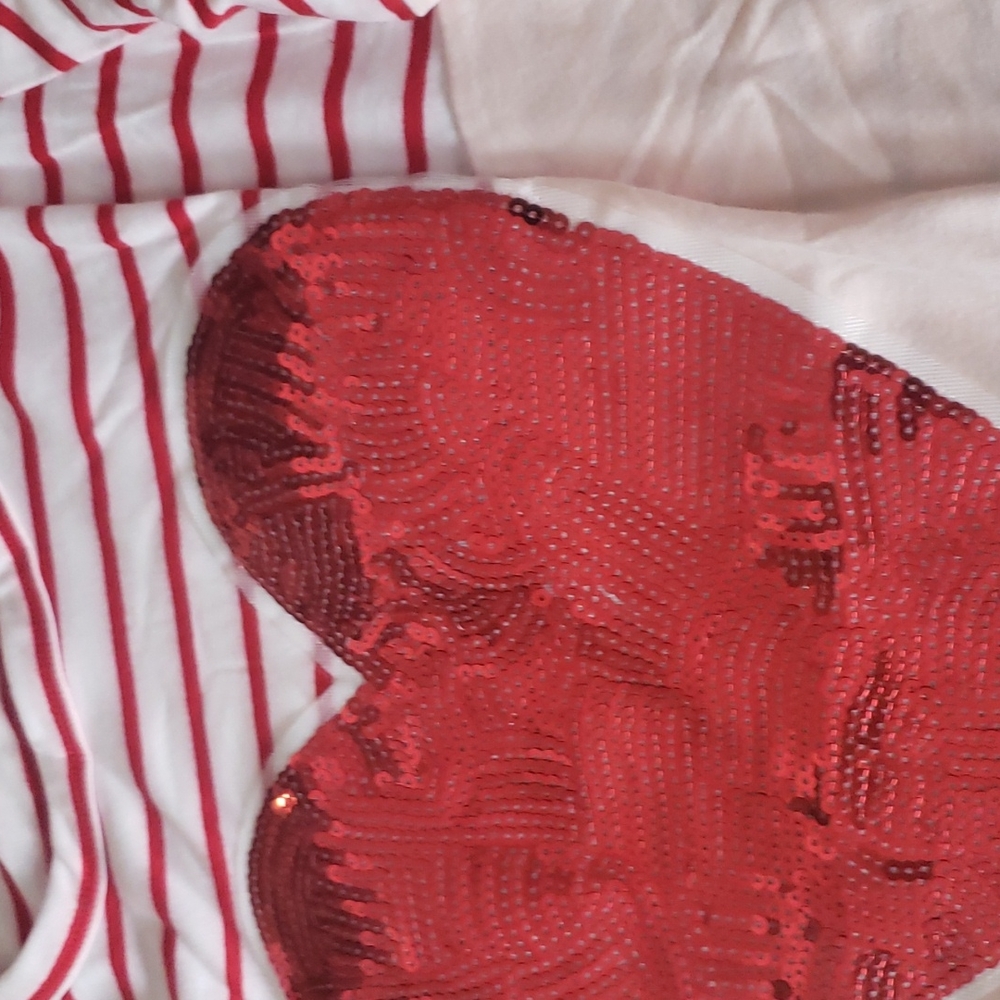 ♥️New boutique Red sequins heart top - Picture 6 of 9